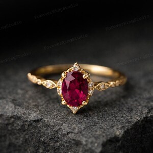 Anillo de compromiso con rubí ovalado, estilo art déco vintage dorado, para mujer, con piedra de nacimiento de julio, regalo de aniversario y joyería nupcial.