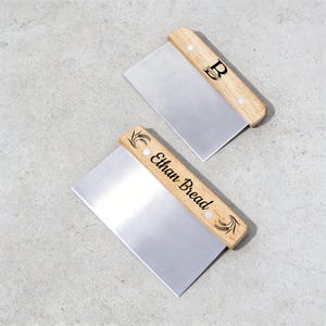 Raspador de massa personalizado, cortador de massa gravado à mão, picador de massa em aço inoxidável com cabo de madeira, utensílio de confeitaria, presente para padeiros.