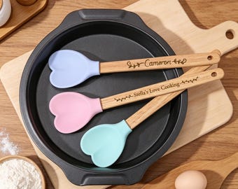 Spatola in silicone a forma di cuore personalizzata, spatola da forno con manico in legno inciso su misura, utensile da cucina antiaderente e resistente al calore, regalo perfetto per la mamma che ama cucinare.