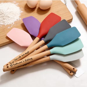 Personalisierter Silikonspachtel, individuell gravierter Holzgriff-Backspachtel, hitzebeständiges Antihaft-Küchenwerkzeug, Backgeschenk für Mama