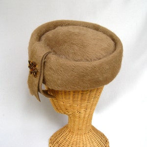 Vintage Ladies Hat Tan Rabbit Fur Toque Rhinestones afbeelding 4