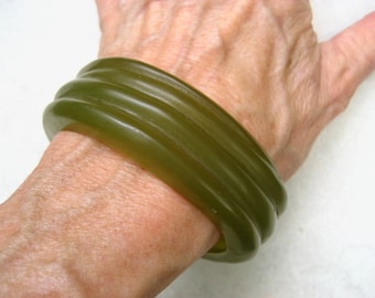 Vintage Molded Resin Bracelet Moss Green Bangle