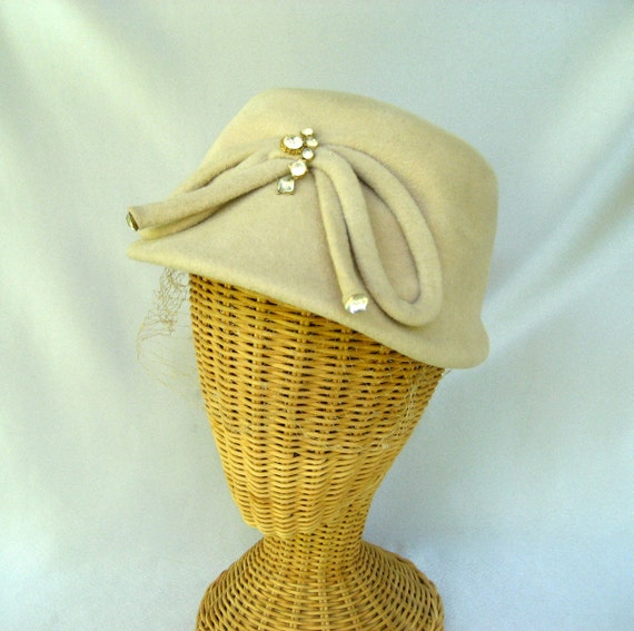 Vintage Cream Felt Bow Hat Vintage 1960s Cream Felt Pillbox Hat: Camel Satin Ribbon  main image 3