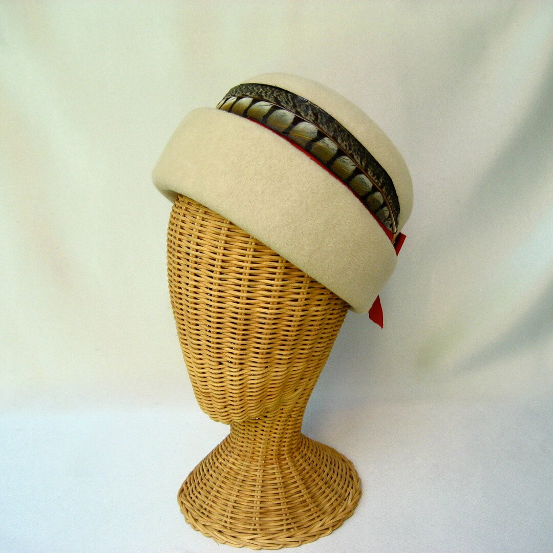 Vintage Ladies Hat Norman Durand Fur Felt Toque Feather Band  display picture 2