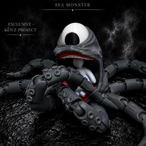Op de afbeelding: Een donkergrijs gearticuleerd cycloop kraken zeemonsterfiguur met een groot wit oog, rode binnenkant van de mond en meerdere tentakels. Een klein wit figuurtje bevindt zich in de open mond. Tekst: CYCLOPS KRAKEN SEA MONSTER EXCLUSIVE - KEN'Z PROJECT.