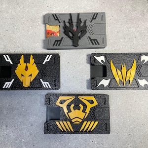 Puede incluir: Un juego de tres tazas de cerámica con acabado mate moteado. Las tazas son de color crema, gris claro y gris oscuro. Cada taza tiene un diseño simple y minimalista.