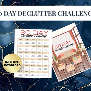 Pode incluir: Um desafio de desapego de 30 dias para impressão com um distintivo de download instantâneo dourado. O desafio inclui uma lista de verificação e uma visualização de um quarto organizado. O título "30 Day De-clutter Challenge" é exibido no topo.