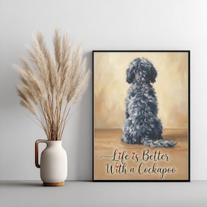 Könnte beinhalten: Gerahmter Kunstdruck mit einem Gemälde eines Cockapoo-Hundes von hinten, mit dunklem, lockigem Fell. Der Text "Life is Better With a Cockapoo" steht darunter in einer Schreibschrift mit roten Herzakzenten. Daneben steht eine Vase.