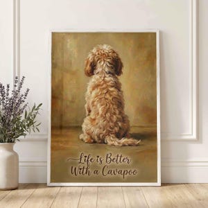 Puede incluir: Una impresión de arte mural rectangular que presenta la pintura de un perro Cavapoo de pelaje esponjoso y color marrón claro, sentado de espaldas sobre un fondo de color beige cálido. El texto "Life is Better With a Cavapoo" está escrito en cursiva marrón oscuro.