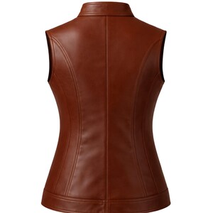 Pu&ograve; includere: Un gilet in pelle marrone con collo e vestibilit&agrave; su misura. Il gilet presenta cuciture verticali sulla schiena e cuciture curve che accentuano la vita. Il design senza maniche e il colore ricco suggeriscono un capo classico e versatile.