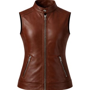 Pu&ograve; includere: Un gilet in pelle marrone con collo alto e cerniera a tutta lunghezza. Il gilet ha due tasche con cerniera e una vestibilit&agrave; su misura. La pelle ha una finitura liscia e lucida. Il gilet sembra nuovo.