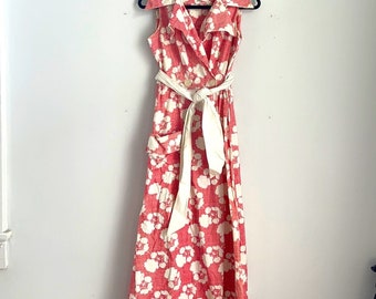 Robe portefeuille vintage 50's The New Woman en drap large à carreaux fleuris avec col pointu