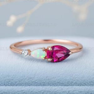 Bague de fiançailles vintage avec opale rubis rouge, pierres précieuses taille poire, alliance Art déco en moissanite, bague personnalisée 3 pierres, bague de promesse nuptiale unique pour femme