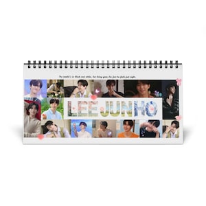 Puede incluir: Un calendario de escritorio con espiral que presenta un collage de fotos de Lee Junho. El calendario muestra el nombre "LEE JUNHO" en letras grandes, con la frase "The world's in black and white, but being your Lee Jun-ho feels just right."