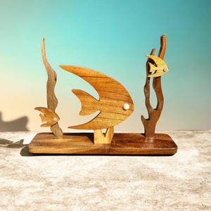 手彫りの木製魚彫刻、流木ベースのテーブル装飾、素朴な海岸風ホーム