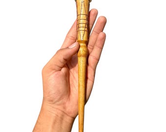 Handgefertigter Zauberstab aus Holz: Geschnitzt für Hexerei, Cosplay