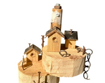 Scultura rustica di un villaggio costiero: decorazione in miniatura fatta a mano per una cabina con faro