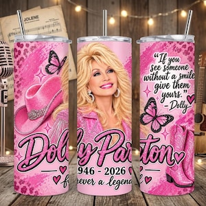 Può includere: Un bicchiere cilindrico rosa con cannuccia in metallo raffigurante un ritratto di Dolly Parton, un cappello da cowboy rosa, stivali da cowboy rosa, farfalle e il testo: If you see someone without a smile give them yours. - Dolly 1946 - 2026 forever a legend.