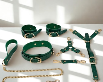 Conjunto de collar de bondage de cuero genuino verde esmeralda con correa de cadena dorada.