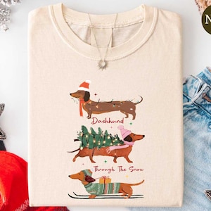 Dackel durch den Schnee Shirt, Weihnachtsdackel T-Shirt, niedliches festliches Hundeliebhabertop, Weenie Mom Weihnachtsgeschenk, Feiertagsdackelhundepullover