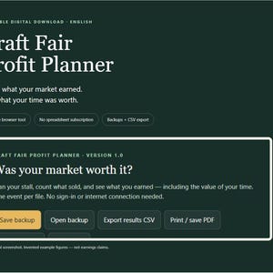 Könnte beinhalten: Eine dunkelgrüne digitale Craft Fair Profit Planner Benutzeroberfläche mit weißem Text. Sie enthält Schaltflächen für Save backup, Open backup, Export results CSV und Print / save PDF. Der Text lautet: Was your market worth it? Plan your stall.