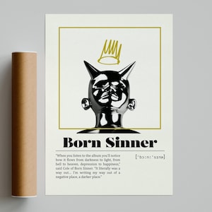 Könnte beinhalten: Ein Poster mit dem Text "Born Sinner" und einer schwarzen, metallischen Teufelskopf-Illustration mit einer goldenen Krone. Das Poster enthält ein Zitat über das Album und seine Bedeutung. Links befindet sich eine braune zylindrische Röhre.