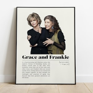 Könnte beinhalten: Ein gerahmtes Poster mit dem Titel "Grace and Frankie" und zwei Frauen in schwarzen Oberteilen. Das Poster enthält eine Beschreibung der Serie und die phonetische Aussprache von "Frankie". Die Frauen lächeln und umarmen sich.