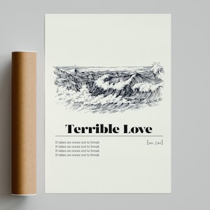 Op de afbeelding: Een poster met de tekst "Terrible Love" en een zwart-wit illustratie van oceaangolven. De poster bevat de tekst "It takes an ocean not to break" vier keer herhaald, en een definitie.