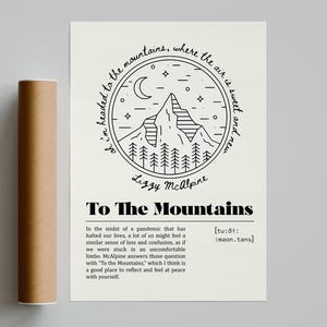 Peut inclure: Une affiche crème avec le texte "To The Mountains" et une illustration de montagne dans un cercle. Un tube en carton marron est à côté de l'affiche.