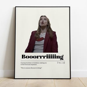 Może przedstawiać: Oprawiony wydruk artystyczny przedstawiający kobietę w czerwonej marynarce. Słowo "Booorrriiiiing" jest wydrukowane dużymi, pogrubionymi literami pod obrazem, z definicją i cytatem poniżej. Wydruk jest wyświetlany na białej ścianie.