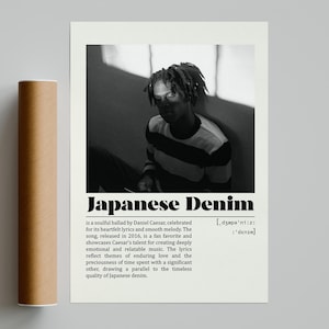 Op de afbeelding: Zwart-wit poster met de titel "Japanese Denim" en een foto van een persoon. Links is een bruine koker. De poster bevat songteksten en de fonetische uitspraak van "denim."