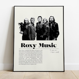 Op de afbeelding: Zwart-wit ingelijste poster met de band Roxy Music. De afbeelding toont de bandleden in een groepsfoto boven de naam van de band. De poster bevat tekst die de muziek en invloed van de band beschrijft.