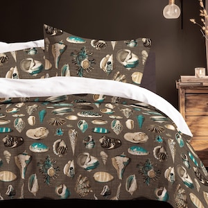 Peut inclure: Un lit avec une housse de couette et des taies d'oreiller marron avec un motif de coquillages dans des tons beige, turquoise et blanc. Le lit a des draps blancs et est placé contre un mur marron foncé.