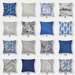 Può includere: Un set di 16 cuscini decorativi con vari motivi blu e grigi. I cuscini presentano disegni come floreali, geometrici e nautici.