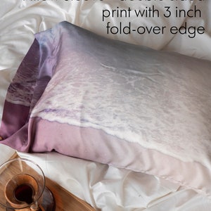 K&ouml;nnte beinhalten: Ein Kissenbezug mit einem Strandmotiv. Der Kissenbezug hat einen 7,6 cm breiten Umschlag und ist doppelseitig. "Pillow Sleeve - double sided print with 3 inch fold-over edge" steht auf dem Bild.