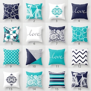 Puede incluir: Un conjunto de 16 fundas de cojín decorativas con varios patrones en azul turquesa y azul marino. Los patrones incluyen lunares, rayas, formas geométricas, bicicletas y la palabra "love".
