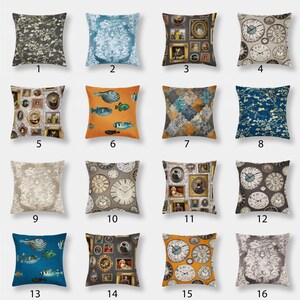 Puede incluir: Una colección de dieciséis cojines cuadrados con varios diseños. Los cojines presentan patrones como flores, relojes, retratos enmarcados y peces. Los colores incluyen azul, naranja, gris y beige. Los cojines son probablemente para la decoración del hogar.