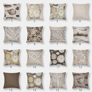 Puede incluir: Conjunto de 16 fundas de cojín decorativas con varios patrones y diseños, incluyendo relojes, temas náuticos y patrones abstractos. Las almohadas son en tonos beige, marrón y gris.