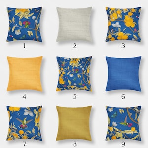 Könnte beinhalten: Neun verschiedene Designs für Dekokissen mit verschiedenen Mustern und Farben. Die Kissen sind in einem Raster mit den Nummern 1 bis 9 angeordnet. Einige Kissen haben ein Blumenmuster mit Zitronen und Kolibris, während andere einfarbig sind, wie Gelb und Blau.