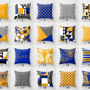Può includere: Una collezione di cuscini decorativi con vari design. I cuscini presentano motivi geometrici, pois, stampe floreali e illustrazioni di biciclette. I colori includono giallo, blu, nero e bianco. Alcuni cuscini hanno la parola "love".