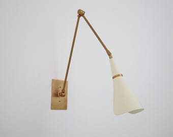 Aplique de pared ajustable de latón: Lámpara de brazo articulado de estilo moderno de mediados de siglo.