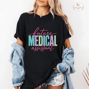 Peut inclure: T-shirt noir avec l'inscription "future MEDICAL assistant" dans une police cursive colorée. Le t-shirt a une coupe décontractée, avec des manches retroussées. La personne porte une veste en jean et un short.