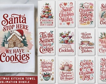 Può includere: Una collezione di strofinacci bianchi con vari disegni a tema natalizio con testo e illustrazioni in rosso e verde, tra cui frasi come Santa Stop Here We Have Cookies, Sweet Christmas Wishes e Christmas Baking Queen.