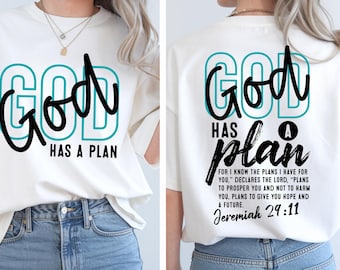 Può includere: Una t-shirt bianca a maniche corte con la scritta GOD HAS A PLAN in turchese e nero sul davanti. Il retro mostra lo stesso testo con il versetto aggiuntivo: FOR I KNOW THE PLANS I HAVE FOR YOU, DECLARES THE LORD, PLANS TO PROSPER YOU AND NOT TO HARM YOU, PLANS TO GIVE YOU HOPE AND A FUTURE. JEREMIAH 29:11.
