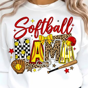Könnte beinhalten: Weißes Sweatshirt mit rotem "Softball"-Schriftzug und "MAMA" in einer Mischung aus Mustern und Farben. Mit Baseballhandschuh, Ball, Schläger, Sternen und einer Schleife. Das Design beinhaltet Smileys und einen Leoparden-Print.
