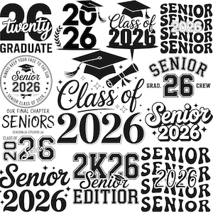 Puede incluir: Una colección de diseños en blanco y negro con temática de graduación. Los diseños incluyen el texto "Senior 2026", "Class of 2026" y "Graduate". Presentan birretes, diplomas y elementos decorativos.