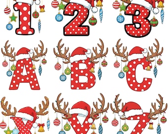 Può includere: Numeri e lettere rossi a pois, ognuno adornato con un cappello di Babbo Natale e corna di renna. Ornamenti festivi, campane e ghiaccioli pendono dalle corna, creando un tema festivo. Le lettere e i numeri sono delineati in nero.