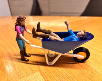 ヴィンテージミニファームの肥料山（シャベルと昔ながらの一輪手押し車