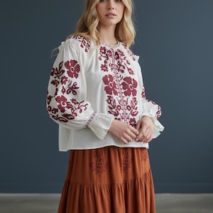 Blusa de algodón color blanco roto / Bordado floral burdeos, blusa campesina de manga abullonada