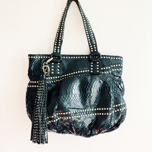 Bolso de mano vintage auténtico de piel de serpiente de Carlos Falchi: exótico bolso de mano tipo hobo con tachuelas de latón negro